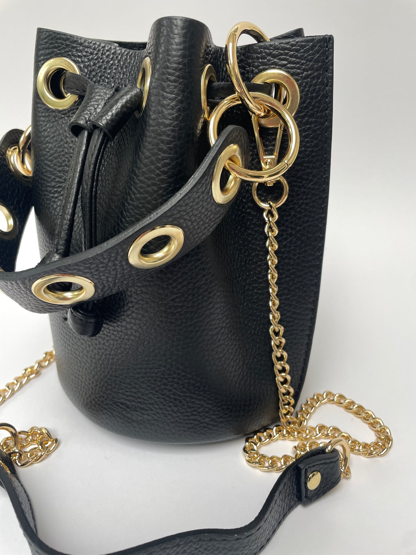 Borsa con tracolla a catena nera