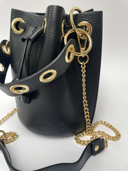 Borsa con tracolla a catena nera