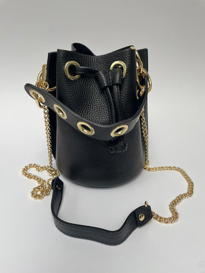 Borsa con tracolla a catena nera