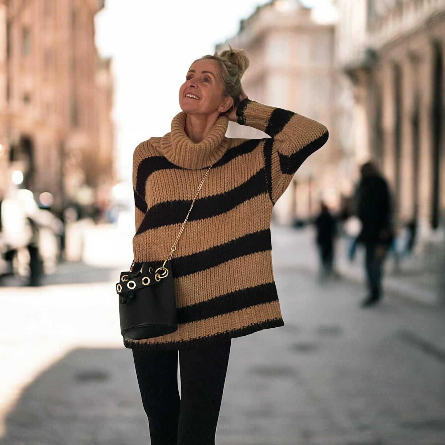 Borsa con tracolla a catena nera