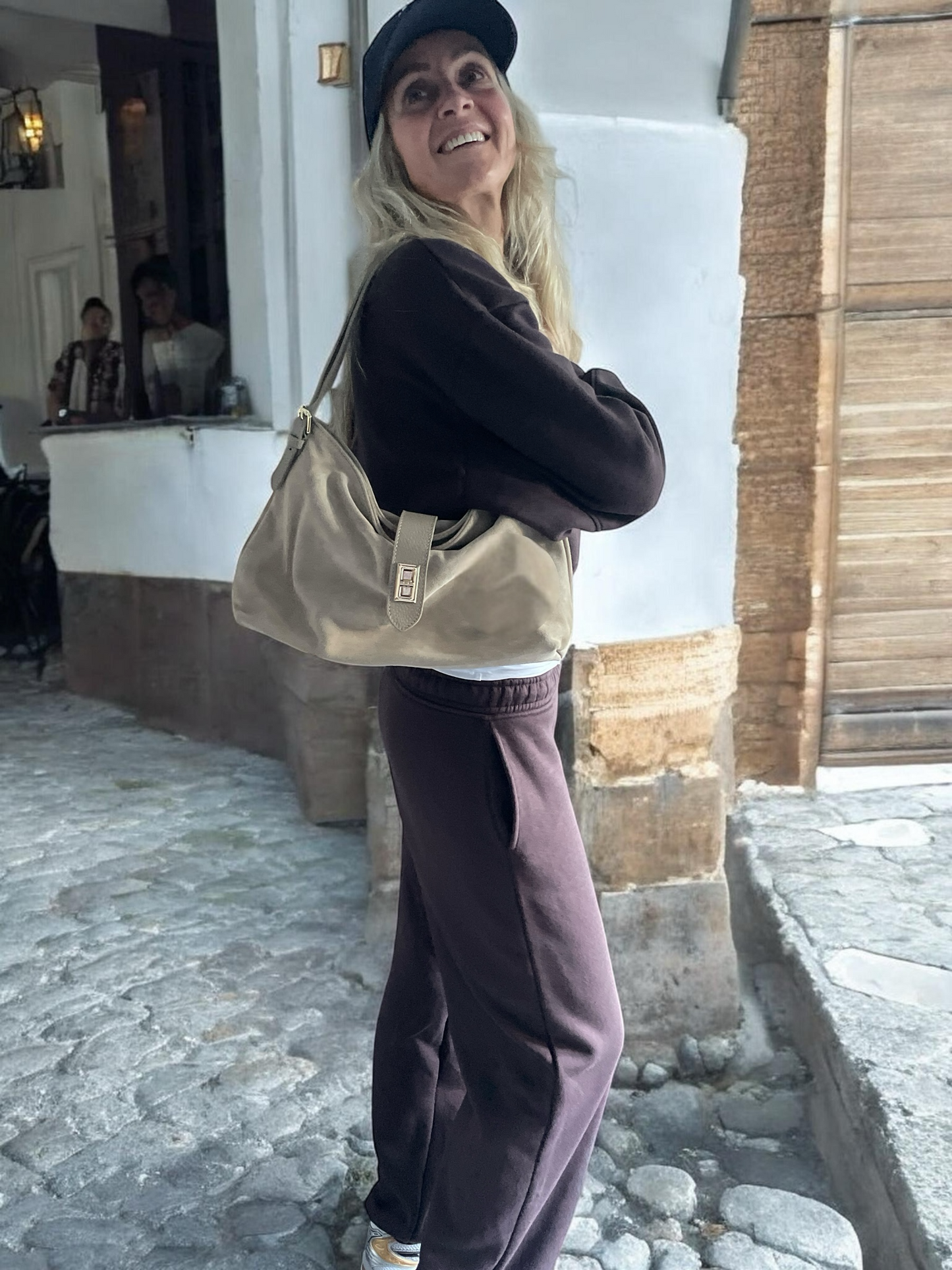 Suède tas met dubbele schouderband beige
